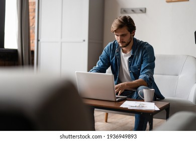 Unternehmer, die mit einem Laptop arbeiten und ein Dokument in einem kleinen Büro oder zu Hause aufbewahren