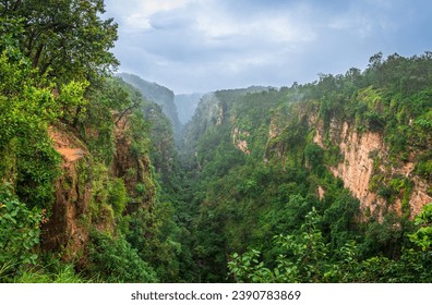 Enveloped in dense forest having medicinal plants and wriggling water streams, Handi Khoh is a horse-shoe shaped ravine valley having sheer drop of 100m in Pachmarchi, Madhya Pradesh, India.