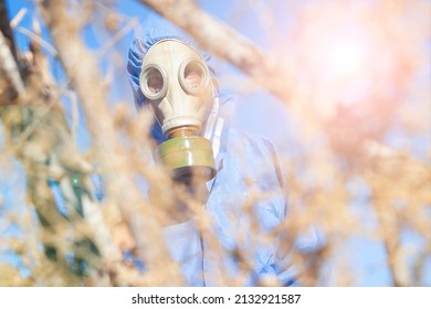 Environmental disaster. Post apocalyptic survivor in gas mask with a lab suit. science fiction concept. mid adult man
