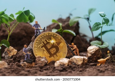 Environmental, Social and Governance. Renewable Cryptocurrency Mining. Miner figurines digging ground to uncover big Gold bitcoin. Eco-friendly cryptocurrencies.