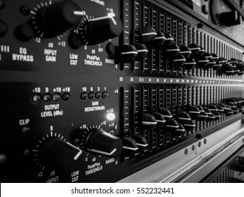 182,875 Graphic equalizers Images, Stock Photos & Vectors | Shutterstock