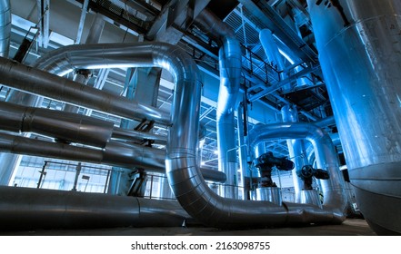 Ausrüstung, Kabel und Rohrleitungen, wie sie in einem Industriekraftwerk vorhanden sind