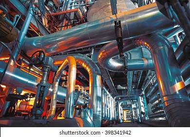 Ausrüstung, Kabel und Rohrleitungen wie in einem modernen Industriekraftwerk             