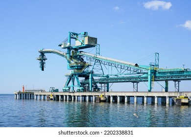 Equipment For Loading Coal Into A Ship In A Modern Closed Type Coal Terminal, Technology For Reducing Environmental Pollution