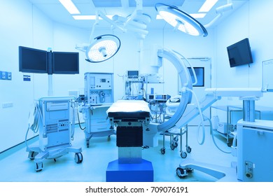 Geräte und Medizinprodukte im modernen Operationssaal mit Kunstlicht und blauem Filter