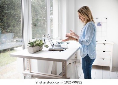 Ergonomische Stehhaltung der Frau bei der Benutzung eines Computers