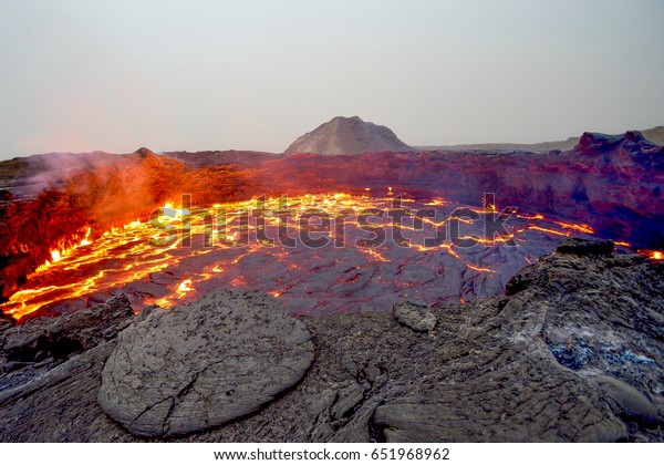 エルタ アレは 溶岩湖を噴き出す東エチオピアの火山を盾にした 世界中の美しい場所を訪れ ユニークな観光を楽しみましょう の写真素材 今すぐ編集