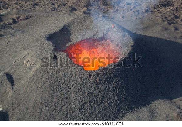 噴火する火山 溶けたマグマ フランス レユニオン島 の写真素材 今すぐ編集
