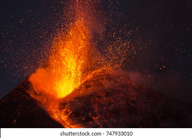 Ausbruch des Vulkans Ätna im Februar 2017 in Sizilien 