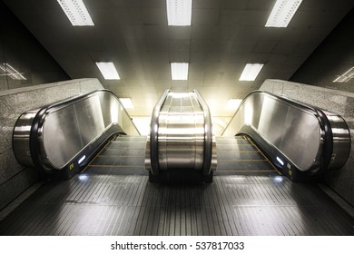 escalator to subway 
