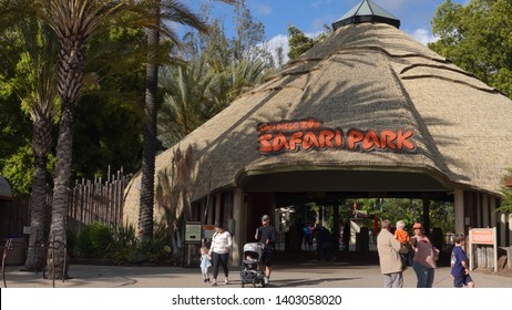 Escondido, CA / USA - May 20, 2019: People At The Entrance To The San Diego Zoo Safari Park                            