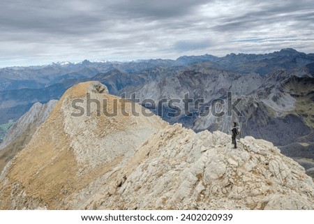 escursionistas ascendiendo el collado hacia el pico Mesa de los Tres Reyes, Parque natural de los Valles Occidentales, Huesca, cordillera de los pirineos, Spain, Europe