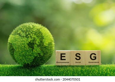 ESG-Konzept für Umwelt, Soziales und Governance.Worte ESG auf einem Holzblock Es ist eine Idee für nachhaltige organisatorische Entwicklung. ​ Umwelt, Gesellschaft und Unternehmensführung