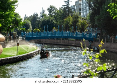 Eskisehir, Turkey - 20 August, 2022 Porsuk River View In Eskisehir. Eskisehir Is A Modern City In Center Of Anatolia. People Taking A City Tour With Gondola On The Porsuk River.