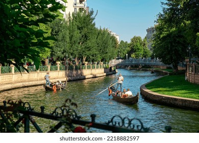 Eskisehir, Turkey - 20 August, 2022 Porsuk River View In Eskisehir. Eskisehir Is A Modern City In Center Of Anatolia. People Taking A City Tour With Gondola On The Porsuk River.