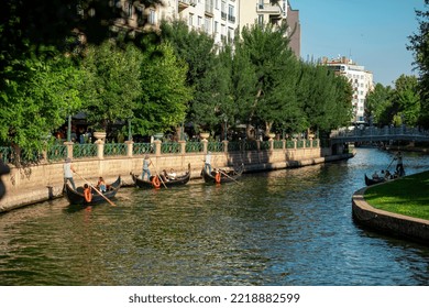 Eskisehir, Turkey - 20 August, 2022 Porsuk River View In Eskisehir. Eskisehir Is A Modern City In Center Of Anatolia. People Taking A City Tour With Gondola On The Porsuk River.