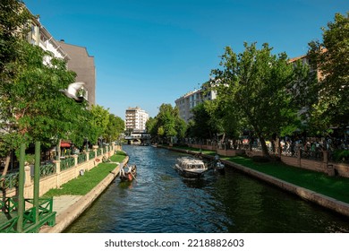 Eskisehir, Turkey - 20 August, 2022 Porsuk River View In Eskisehir. Eskisehir Is A Modern City In Center Of Anatolia. People Taking A City Tour With Gondola On The Porsuk River.