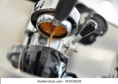Espresso coffee extraction with bottomless filter