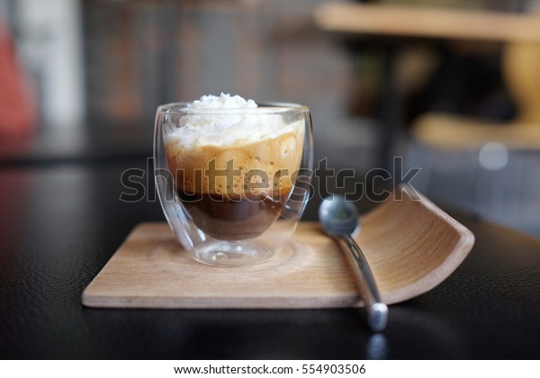 エスプレッソコンパンナコーヒー エスプレッソ コン パンナは イタリア語でクリームを入れたエスプレッソを ホイップクリームを乗せた1枚または2枚のエスプレッソのショットです の写真素材 今すぐ編集