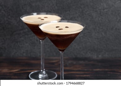 Espresso Martini-Cocktails mit Kaffeebohnen