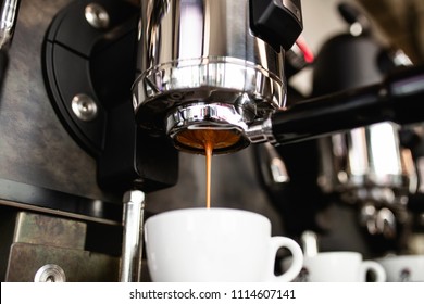 Espresso se déversant de la machine à café dans une tasse à café.
