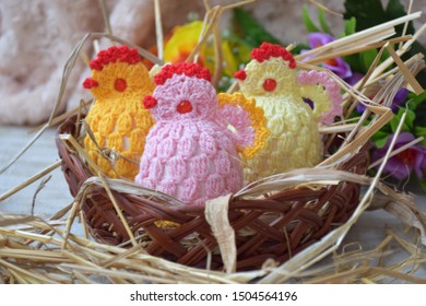 Ester Table Decor, Chickens In Basket