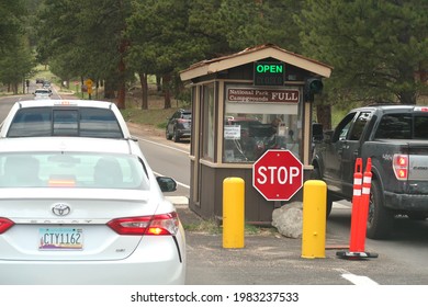 Estes Park, CO USA - May 28, 2021: Cars Line Up To Enter Rocky Mountain National Park. Pay Station At The Fall River Entrance                              