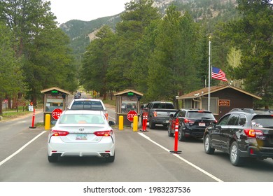 Estes Park, CO USA - May 28, 2021: Cars Line Up To Enter Rocky Mountain National Park. Pay Station At The Fall River Entrance                              