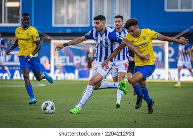 Estoril, Portugal - 09 17 2022: Liga BWIN Game Between Estoril Praia And F.C Porto; Mehdi Taremi During Game Attacks With The Ball