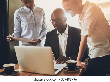 Ethnic Business People, Entrepreneurs Working Together Using A Laptop