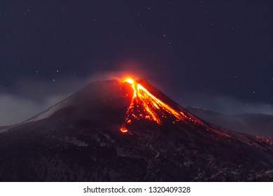 Etna-Vulkan - Lavastrom und strombolianische Explosionen aus dem Südostkrater