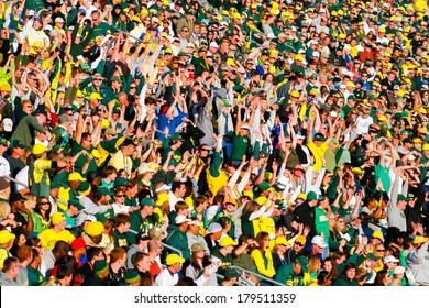 EUGENE, OR - OCTOBER 28, 2006: Autzen Stadium Crowd Does The Wave While Cheering On The Oregon Ducks During The UO Vs PSU Football Game.