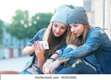 19,517 Friends watching movie Images, Stock Photos & Vectors | Shutterstock