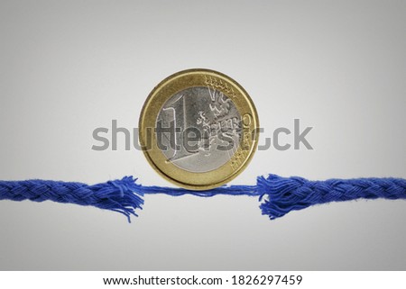 Euro coin on broken rope - Concept of economy and financial risk Foto stock © 