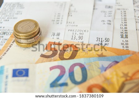 Euro coins and banknotes, and receipts; ordinary expenses of life. Foto stock © 