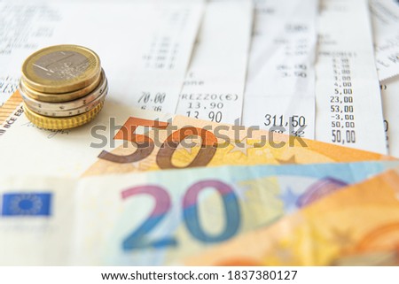 Euro coins and banknotes, and receipts; ordinary expenses of life. Foto stock © 
