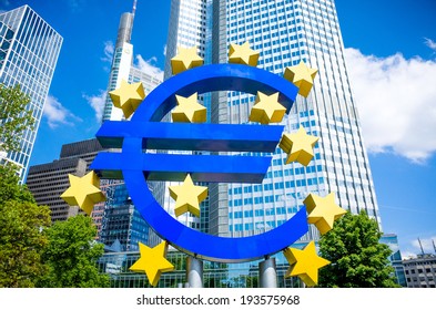 Euro-Zeichen. Die Europäische Zentralbank (EZB) ist die Zentralbank des Euro und verwaltet die Geldpolitik der Eurozone. 16. Mai 2014 in Frankfurt, Deutschland. 