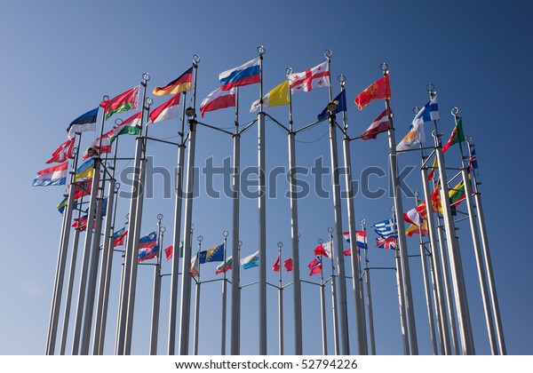 青い空に円を描いてヨーロッパの国旗 ヨーロッパ国旗 欧州連合 ドイツ国旗 フランス国旗 イタリア国旗 ベルギー国旗 英国国旗 スペイン国旗 ギリシャ 国旗 アイルランド国旗 の写真素材 今すぐ編集
