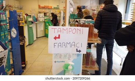 Europe, Italy , Milan December 2021 - 
Long Line Queue Of People Outside The Pharmacy Waiting To Take The Rapid Test Swab Against Covid-19 Coronavirus Epidemic, Omicron Variant, Increase In Infections