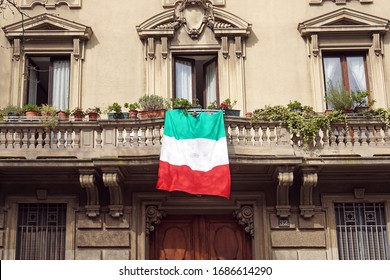  Europe, Italy , Milan - Flag Of Italy Hanging On The Balcony Of A House During N-cov19 Coronavirus Epidemic Emergency - Italian Flash Mob                              