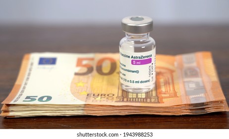 Europe, Italy Milan - March 2021 Vaccination Against Covid-19 Coronavirus - AstraZeneca Vaccine - Hand Of Doctor In A Hospital,  Siring And Money  Euro