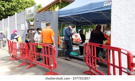 Europe, Italy , Milan May 2021, Poor Italian And Foreign People With Masks Lined Up At Pane Quotidiano Food Bank During  Covid-19 Coronavirus - Long Queue Of People Looking For Free Food And Clothes