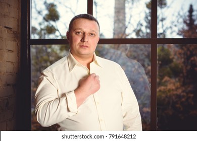 European Or American Man In White Shirt At Room. Business Style. Men's Beauty, Fashion, Classic Style. Portrait Of A Elegant Plus Size Mature Businessman On Studio Background 