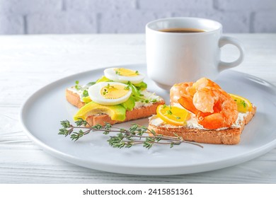Desayuno europeo - sándwiches y café en bandeja