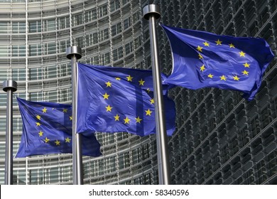 Europäische Flaggen vor dem Hauptsitz der Europäischen Kommission in Brüssel, Belgien