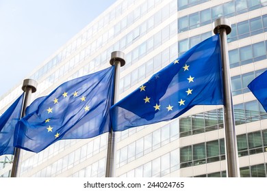 Europäische Flaggen vor dem Hauptsitz der Europäischen Kommission in Brüssel im Sommer