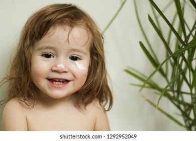 The European Girl Without Clothes Sat, Smiling Happily, Acted Perfectly. Apply The Cream On The Face.