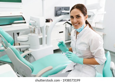 Europäische Zahnärztin lächelt während sie in einer Zahnklinik steht
