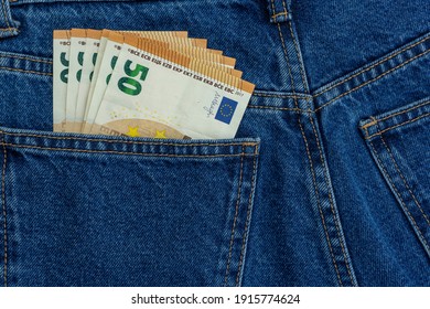 Euro für europäisches Geld auf Jeans-Taschenhintergrund. Geld, Geld ist in der Tasche der blauen Jeans. Nahaufnahme