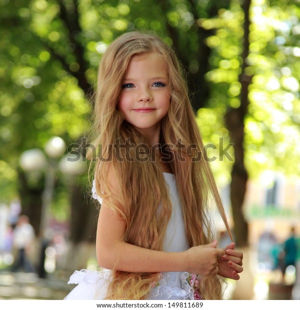 European Smiling Cute Girl Long Hair Stockfoto Jetzt
